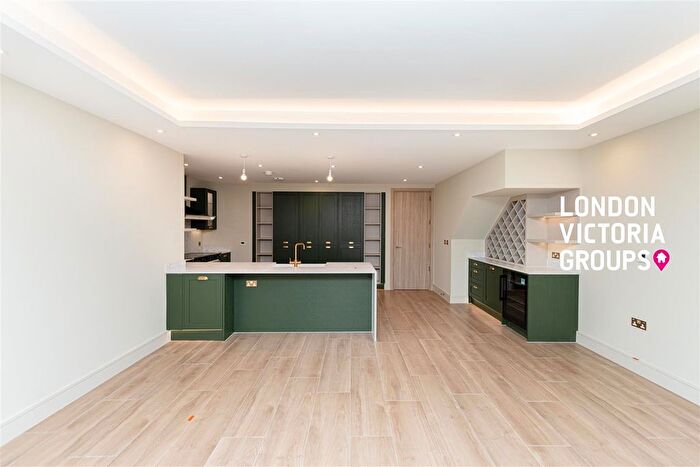 5 Bedroom Property To Rent In Fairway Drive, London, SW17