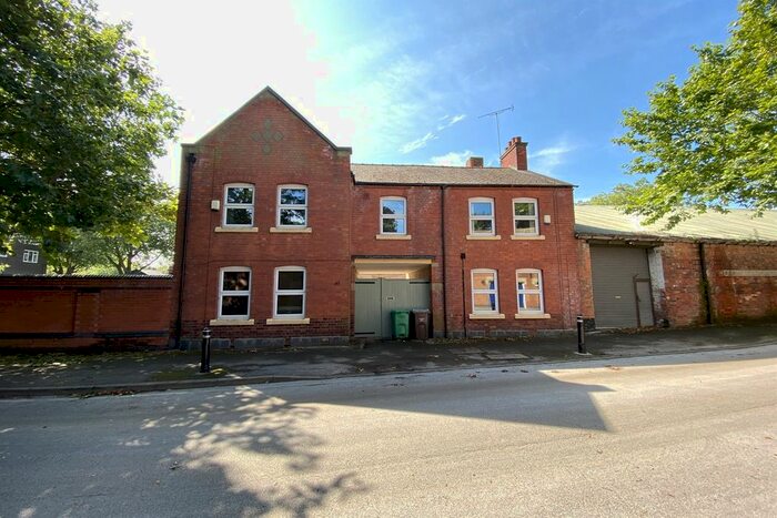 2 Bedroom Link Detached House To Rent In Fishpond Drive, The Park, NG7