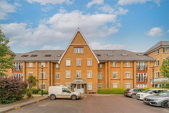 2 Bedroom Flat For Sale In Gater Drive, Enfield, EN2
