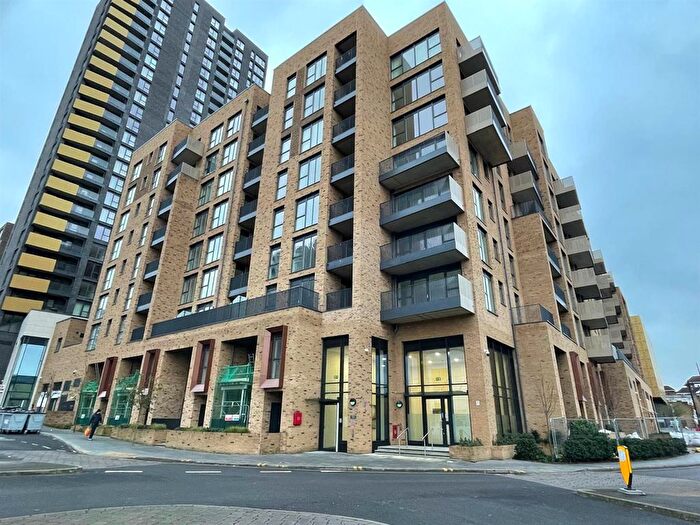 2 Bedroom Flat To Rent In Croxby House, Prince Regent Road, Hounslow, TW3