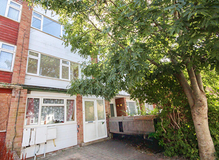 3 Bedroom Flat To Rent In Smeed Close, Murston, Sittingbourne, ME10