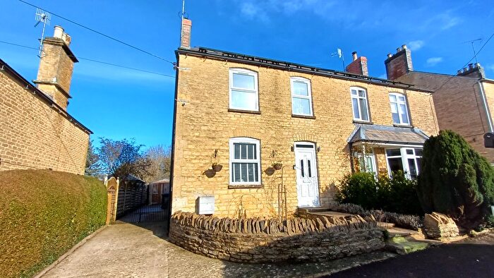 3 Bedroom Semi-Detached House For Sale In The Leys, Chipping Norton, OX7