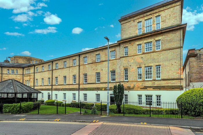 2 Bedroom Flat To Rent In Parklands Manor, Tuke Grove, Wakefield, WF1