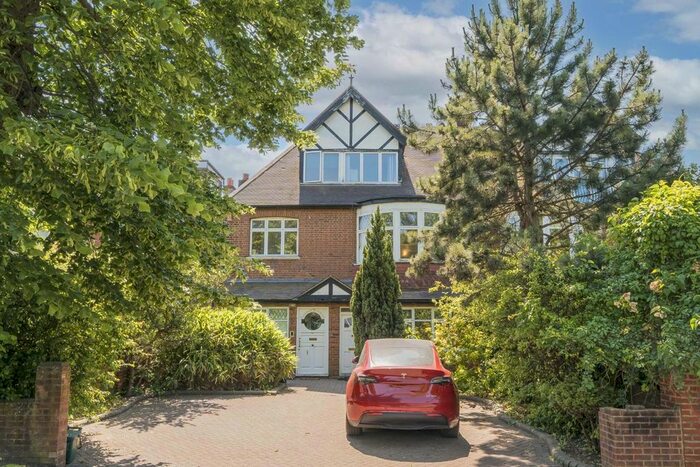 3 Bedroom Maisonette To Rent In Cleveland Road, London, W13