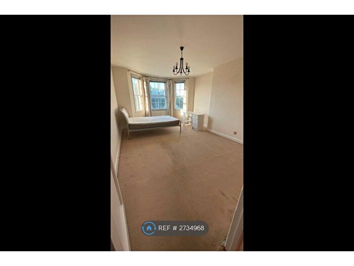 3 Bedroom Flat To Rent In Queensborough Court, London, N3