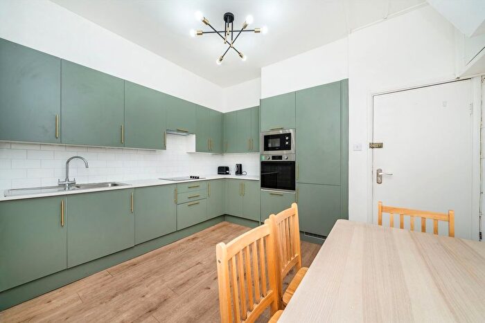 4 Bedroom Flat To Rent In Stoke Newington High Street, Stoke Newington, N16