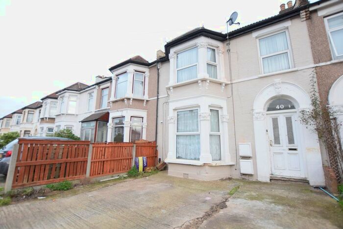 2 Bedroom Flat To Rent In Pembroke Road, Seven Kings, Ilford, IG3