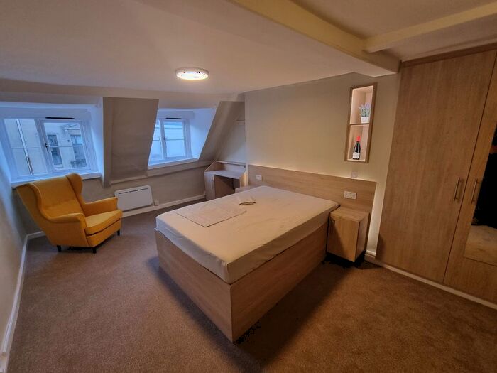 2 Bedroom Flat To Rent In High Street, Oxford, OX1