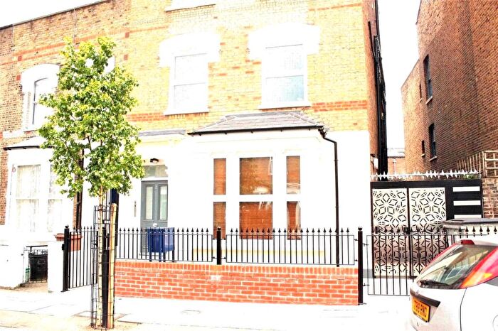 Apartment To Rent In Foulden Road, Stoke Newington, London, N16
