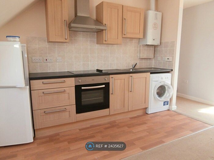 2 Bedroom Flat To Rent In Royal Court, Newton Abbot, TQ12