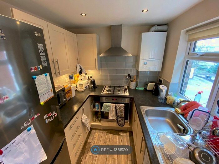 3 Bedroom Flat To Rent In Drummond Road, Guildford, GU1