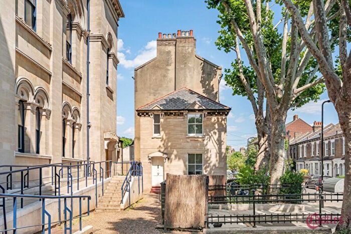2 Bedroom Cottage To Rent In Chapel Keepers Cottage, E5