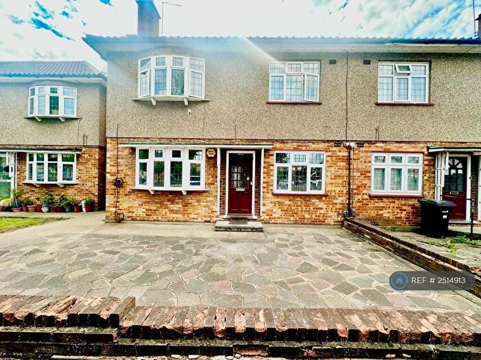 2 Bedroom Maisonette To Rent In Eastern Avenue, Ilford, IG2