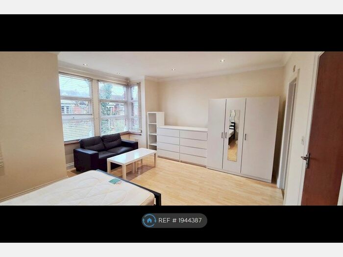 Studio To Rent In New Southgate, London, N11