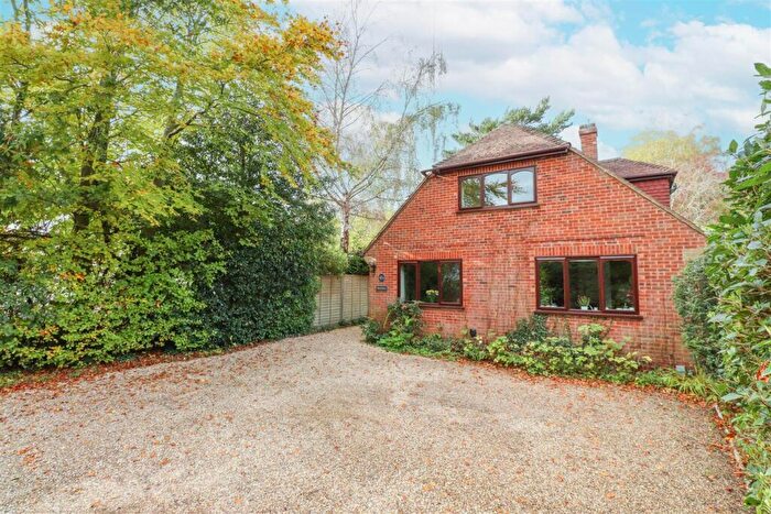 3 Bedroom Chalet For Sale In Wood Lane, Fleet, GU51