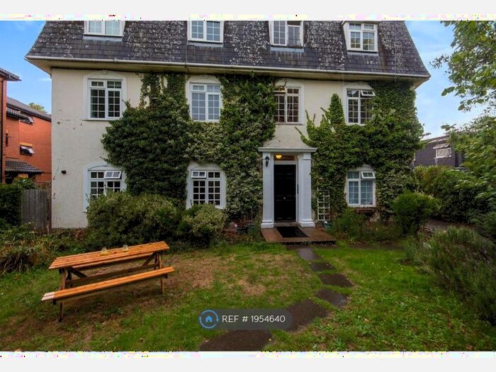 2 Bedroom Flat To Rent In The Woodlands, Isleworth, TW7