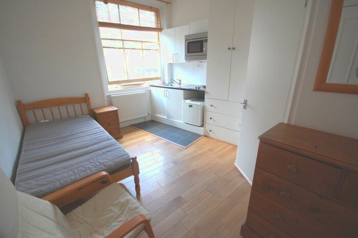 Studio To Rent In Chiswick High Road, London, W4