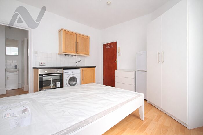 Studio To Rent In Woodlands Park Road, London, N15