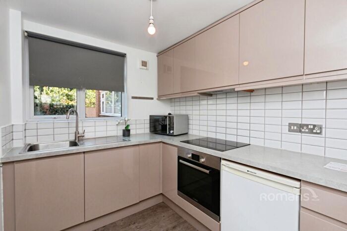 2 Bedroom Flat To Rent In Chapel Lane, Farnborough, GU14