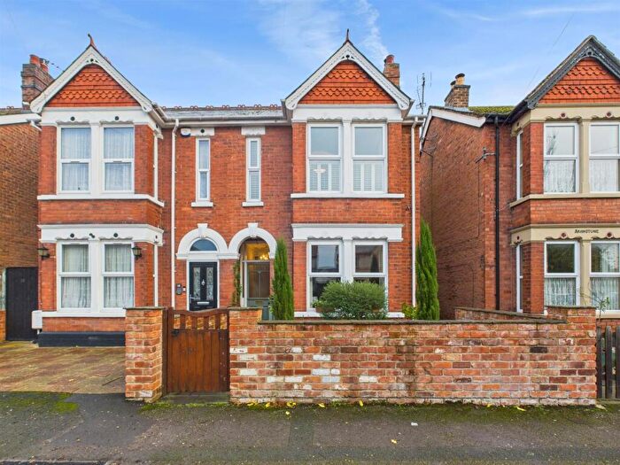 3 Bedroom Semi Detached House For Sale In Bloomfield Road, Linden, Gloucester, GL1