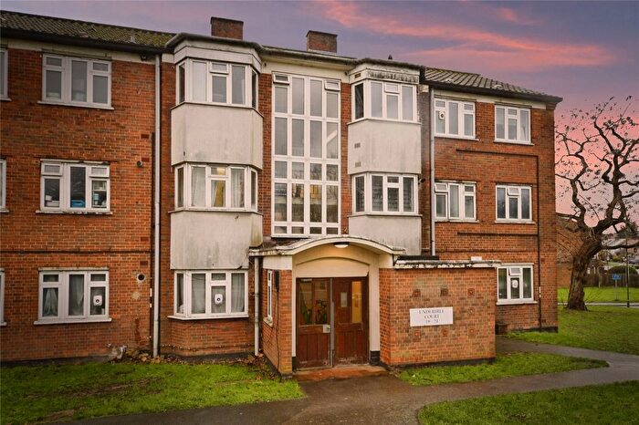 2 Bedroom Flat For Sale In Underhill Court, Underhill, Barnet, EN5