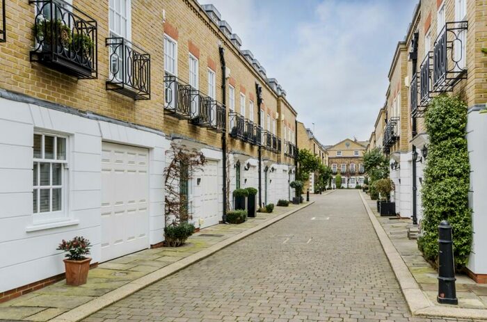 2 Bedroom Mews To Rent In Farrier Walk, SW10
