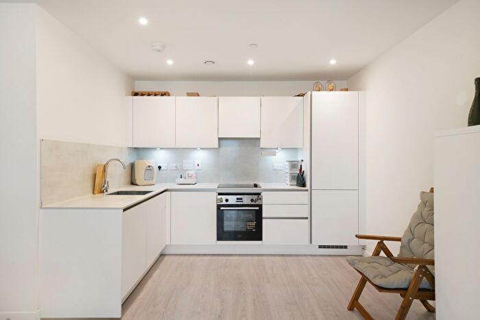 2 Bedroom Flat To Rent In Farine Avenue, Hayes, UB3