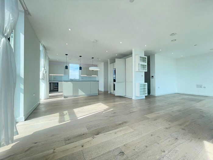 3 Bedroom Apartment To Rent In Kingly Building, Woodberry Down, Hackney, London, N4