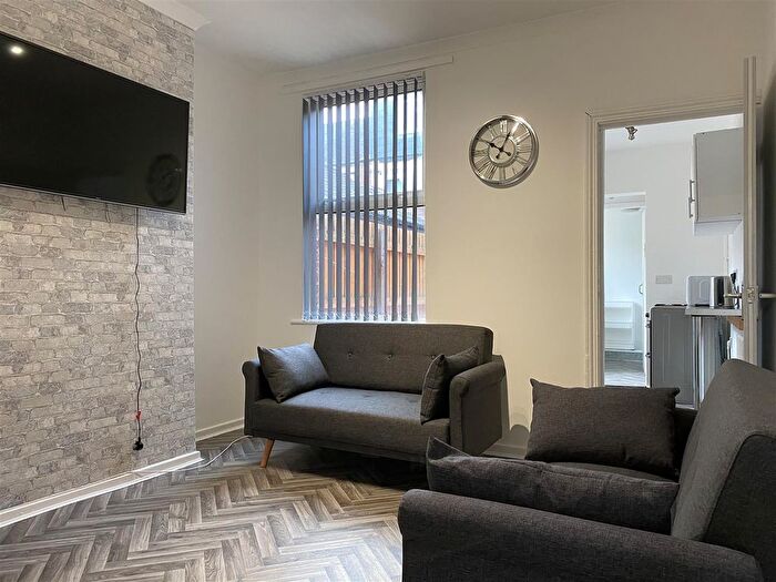 3 Bedroom Terraced House To Rent In Daisy Road, Birmingham, B16