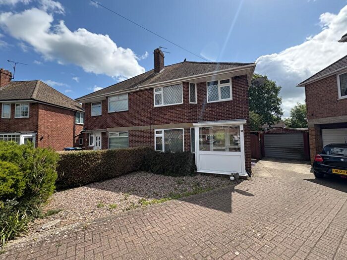 3 Bedroom Semi-Detached House For Sale In The Byeway Banbury, OX16