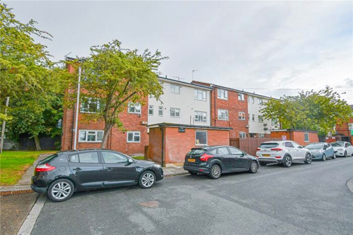 3 Bedroom Maisonette For Sale In Devon Gardens, Birkenhead, Wirral, CH42