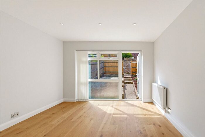 2 Bedroom Maisonette For Sale In Gideon Road, SW11