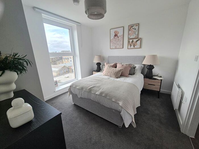 2 Bedroom Apartment To Rent In Cow Green, Halifax, HX1