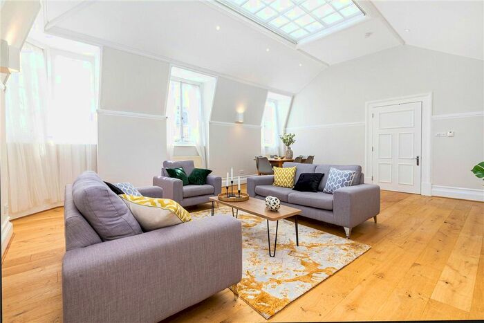 3 Bedroom Flat To Rent In Harley Street, Marylebone, London, W1G