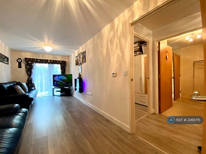 2 Bedroom Flat To Rent In Bole Court, Enfield, EN2