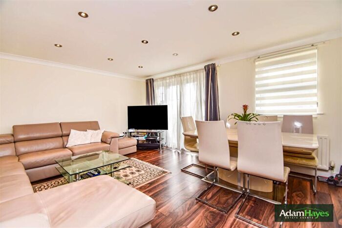 2 Bedroom Apartment For Sale In Osier Crescent, Muswell Hill, N10