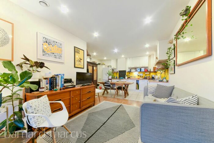 2 Bedroom Flat To Rent In Oak Square, London, SW9