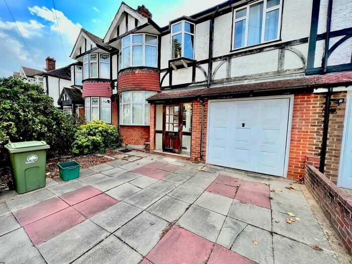4 Bedroom Semi-Detached House To Rent In Stoneleigh Avenue, Worcester Park, KT4