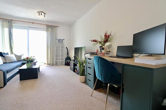 2 Bedroom Flat To Rent In Bishopsford Road, Morden, SM4