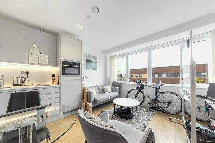 1 Bedroom Flat To Rent In Home Park Mill Link, Kings Langley, Hertfordshire, WD4