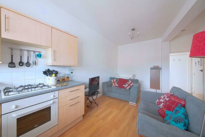 2 Bedroom Flat To Rent In Ray Street, Maidenhead, SL6