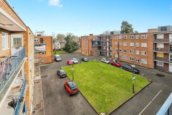 1 Bedroom Flat For Sale In High Street South, Dunstable, Bedfordshire, LU6