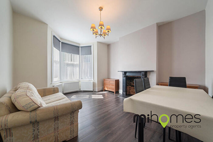 3 Bedroom Flat To Rent In Arcadian Gardens, London, N22