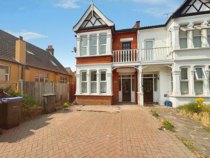 4 Bedroom End Of Terrace House To Rent In Gainsborough Drive, Westcliff-On-Sea, SS0