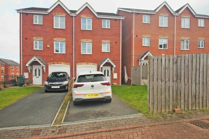 3 Bedroom Town House To Rent In Paxton Court, Armley, Leeds LS12
