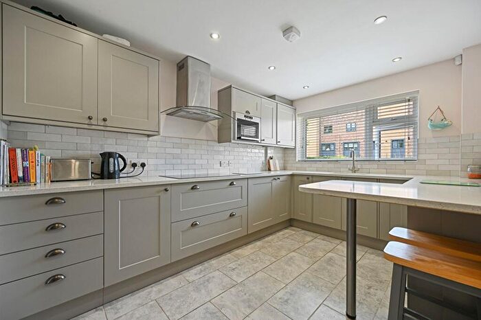 2 Bedroom Apartment To Rent In Carshalton Grove, Sutton, SM1