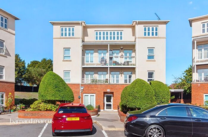 2 Bedroom Flat For Sale In Magdalene Gardens, London, N20