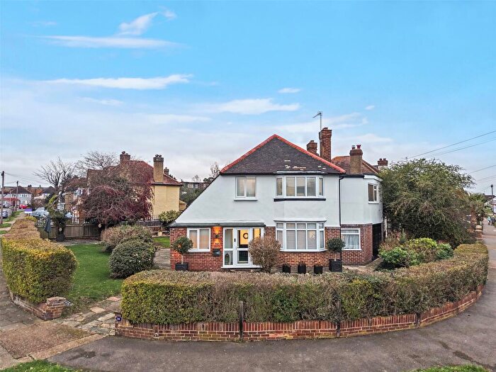 4 Bedroom Detached House For Sale In Lakehurst Road, Epsom, Surrey, KT19