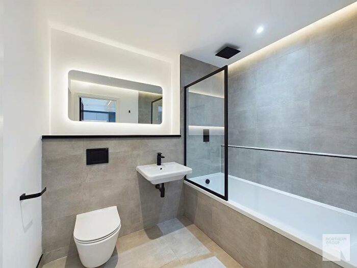 2 Bedroom Apartment To Rent In Apt . :: One Silk Street, M4