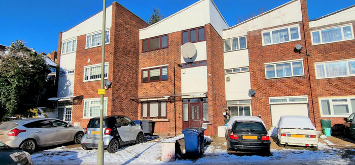 4 Bedroom Town House To Rent In Mays Lane, Barnet, EN5